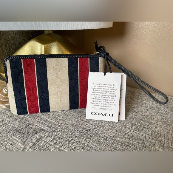 $79(NWT) Coach Large Corner Zip Wrist-let Signature Jacquard With Stripes - Picture 4 of 4